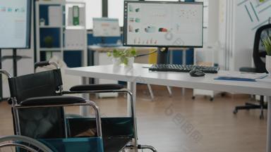 轮椅停空办公室房间桌子上开始公司